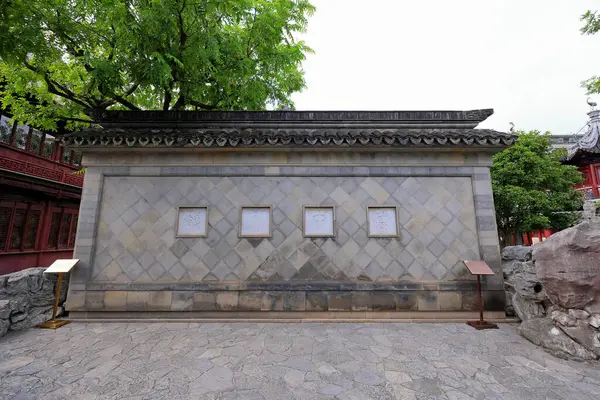 Yu Garden (Yuyuan), 1577 yılında Şangay 'da birçok pavyon, gölet, köprü ve geleneksel binalarla inşa edilmiş bir bahçe. 