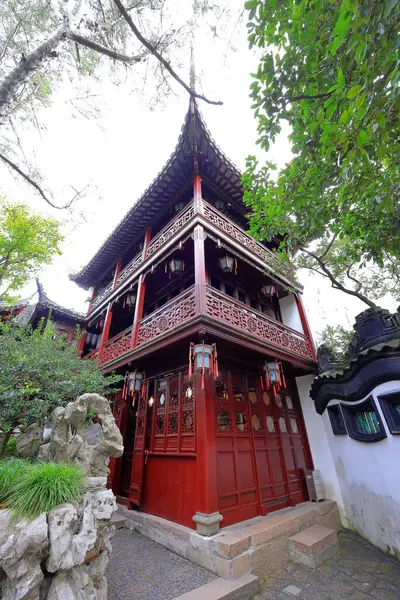 Yu Garden (Yuyuan), 1577 yılında Şangay 'da birçok pavyon, gölet, köprü ve geleneksel binalarla inşa edilmiş bir bahçe. 