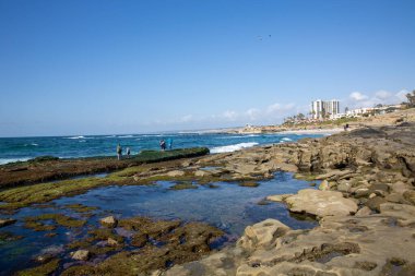 San Diego California Sahili 'nde dalgalı havuzu olan Rocky Sahil Kıyısı.