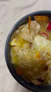 Bir kase geleneksel ramen. 