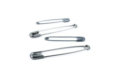 Beyaz arka planda birbiri ardına duran güvenlik iğneleri