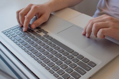 Bir adamın eli, dizüstü bilgisayarda dokunmatik ped kullanan bir iş adamı, dizüstü bilgisayarında yazarak çalışır..