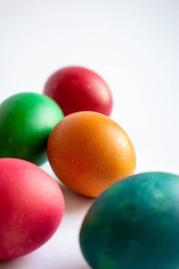 Beyaz arka planda el yapımı Paskalya yumurtası.