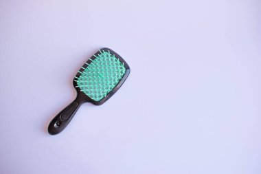 Beyaz arka planda izole edilmiş saç fırçası. Siyah saç fırçası kesilmiş. tasarım elemanı. Kişisel bakım aksesuarı. kullanışlı tarak