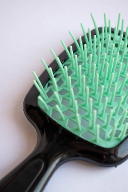 Beyaz arka planda izole edilmiş saç fırçası. Siyah saç fırçası kesilmiş. tasarım elemanı. Kişisel bakım aksesuarı. kullanışlı tarak