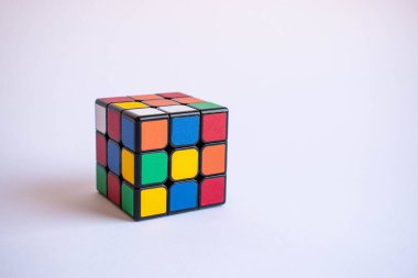 Rubik küp 3x3 beyaz arkaplanda parçalandı