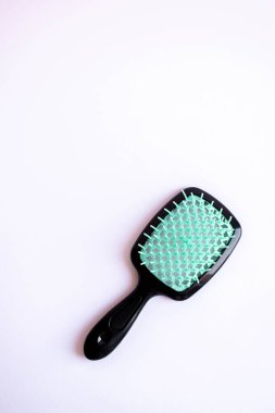Beyaz arka planda izole edilmiş saç fırçası. Siyah saç fırçası kesilmiş. tasarım elemanı. Kişisel bakım aksesuarı. kullanışlı tarak