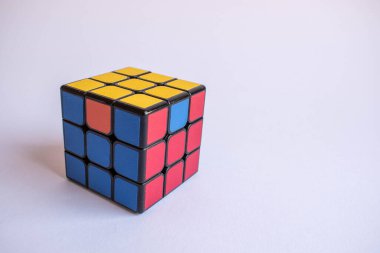 Rubik küp 3x3 beyaz arkaplanda parçalandı
