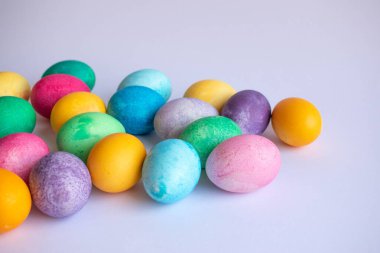 Mutlu Paskalyalar. Beyaz arkaplanda Paskalya yumurtaları - Paskalya dekorasyonu, afiş, panorama, metin için arkaplan.