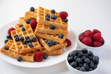 Kahvaltıda yabanmersinli ve ahududulu geleneksel Belçika waffle 'ları.
