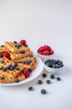 Kahvaltıda yabanmersinli ve ahududulu geleneksel Belçika waffle 'ları.