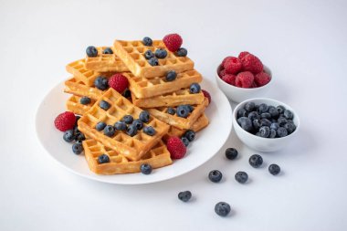 Kahvaltıda yabanmersinli ve ahududulu geleneksel Belçika waffle 'ları.