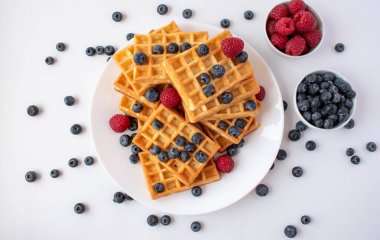 Kahvaltıda yabanmersinli ve ahududulu geleneksel Belçika waffle 'ları.