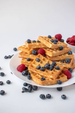 Kahvaltıda yabanmersinli ve ahududulu geleneksel Belçika waffle 'ları.
