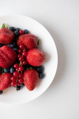 Kahvaltı için taze böğürtlen