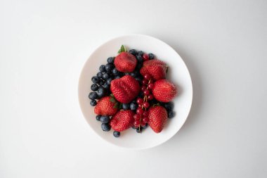 Kahvaltı için taze böğürtlen