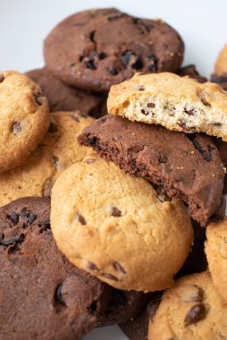 Beyaz arkaplanda izole edilmiş çikolatalı kurabiye