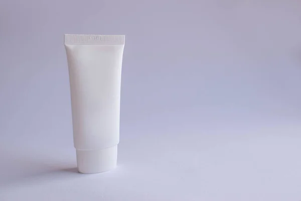 Beyaz Arka Planda Boş Beyaz Plastik Tüp Kozmetik Ürünlerin Markalaşma — Stok fotoğraf