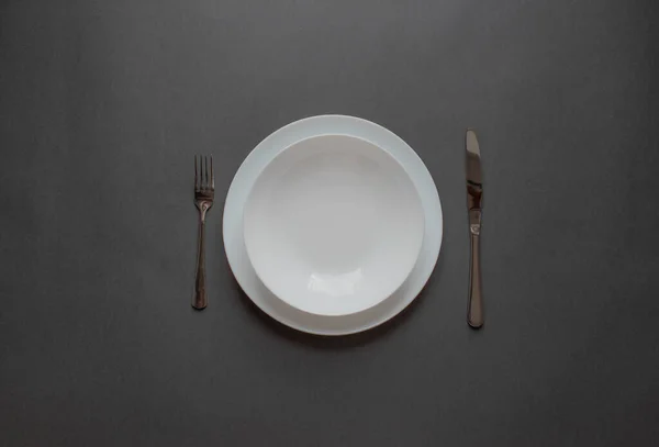 Uma Placa Branca Vazia Fundo Concreto Escuro Com Talheres Cozinhar — Fotografia de Stock
