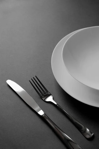 Üres Fehér Tányér Sötét Beton Háttéren Evőeszközökkel Házi Készítésű Vacsorát — Stock Fotó