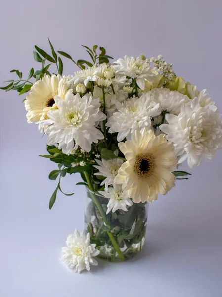 Bouquet White Flowers Vase Close Photo White Background Chrysanthemums Gerberas — Stock Photo, Image