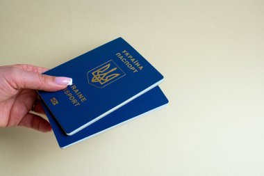 Masada vizesiz Avrupa seyahati için Ukrayna biyometrik pasaport kimliği. Ukrayna pasaportu 