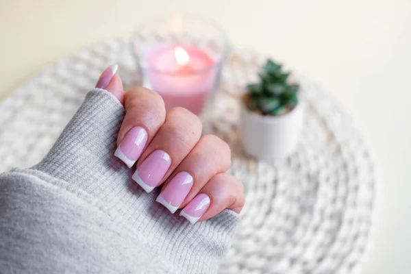 Französische Maniküre Weibliche Finger Mit Schönen Nägeln Auf Lavendelgrund Nahaufnahme — Stockfoto