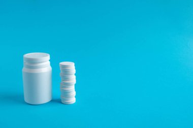 Plastik tıbbi konteynır ve beyaz tabletler. Mavi arka planda, yandan görülüyor. Tıbbi ve sağlık konsepti. 3d oluşturma.