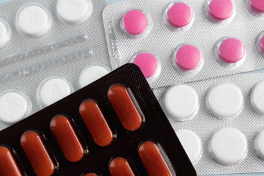 Arka planda birçok ilaç tableti