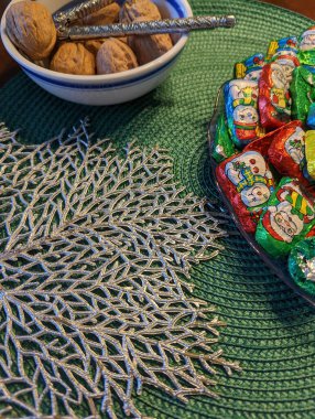 Tatil çikolatası ve fındıklar masada.