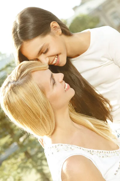最高の思い出だ 幸せな母親と十代の娘の垂直ショット一緒に笑って 屋外で休んでいる間 — ストック写真