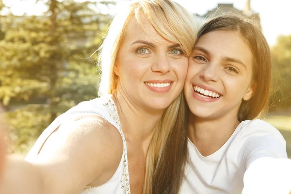 Selfie Zusammen Glücklich Lächelnde Mutter Und Ihre Teenager Tochter Beim — Stockfoto