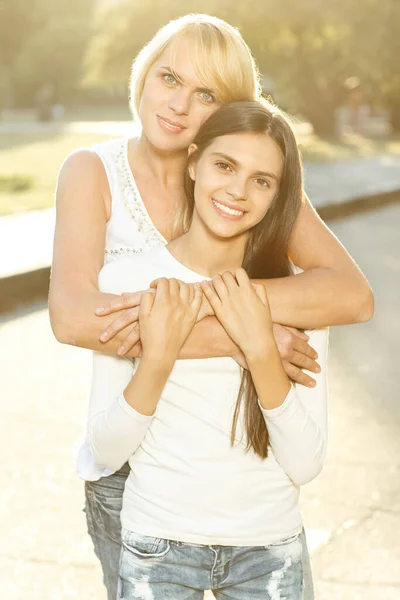 Abraços Amorosos Vertical Metade Comprimento Retrato Mãe Feliz Abraçando Sua — Fotografia de Stock
