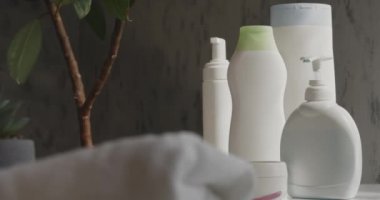Banyo köpüğü, şampuan ve aksesuarlar banyo masasındaki beyaz plastik şişelerde. Otel spa 'sı için cilt ve saç bakımını kapat ya da hareket halinde olan ev banyosu hazırlığını. Sağlık, rahatlama prosedür kavramı.
