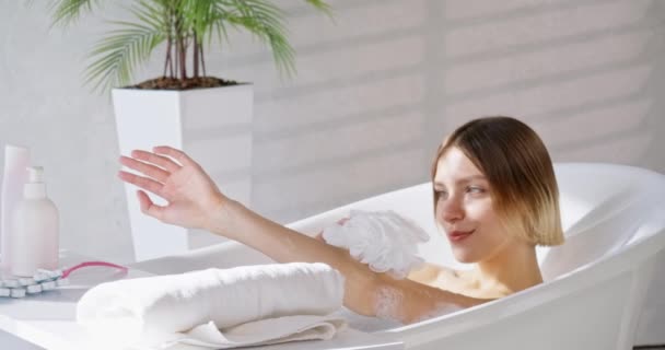 Mujer Caucásica Relajada Lavándose Las Manos Cómodo Baño Caliente Cámara — Vídeos de Stock