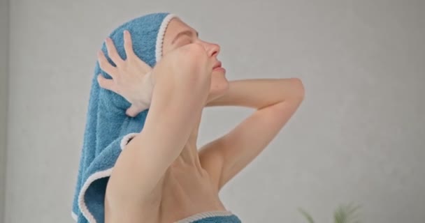 Красивая Молодая Женщина Заворачивает Волосы Синее Хлопковое Полотенце После Душа — стоковое видео