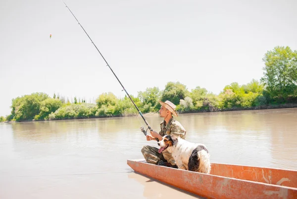 Професійний Рибалка Перевіряє Гачок Витягуючи Стрижень Води Плаваючи Старому Човні — стокове фото