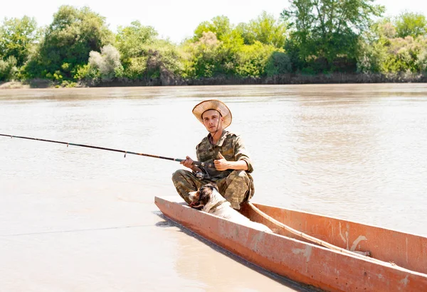 Молодий Позитивний Рибалка Показує Великий Палець Сидячи Суворих Човнах Риболовлі — стокове фото