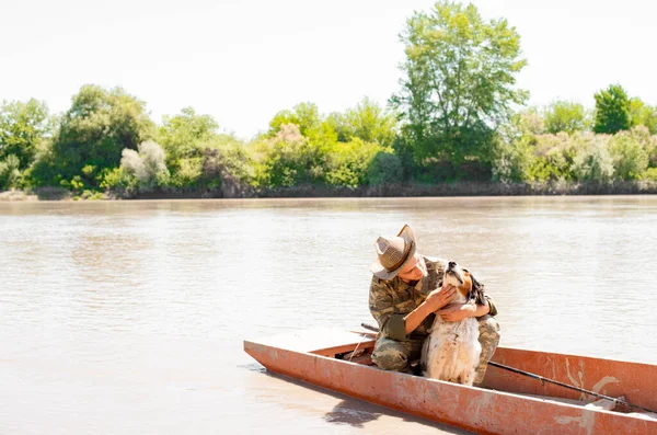 Турботливий Рибалка Кидає Милий Собаку Плаваючи Старому Червоному Човні Річці — стокове фото