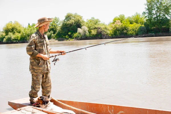 Bedachtzame Man Camouflagekledij Staande Achter Boot Vissen Ochtend Zijaanzicht Van — Stockfoto