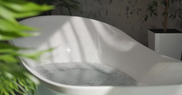Banheira Branca Brilhante Cheia Água Cristalina Para Relaxar Spa Vista — Vídeo de Stock