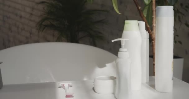 Tuvalette Makyaj Malzemesi Olan Kadın Traşı Ağır Çekimde Kapalı Sabun — Stok video