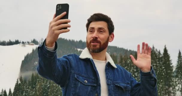 Glücklicher Kaukasischer Mann Handy Videoanruf Während Sich Skigebiet Ausruht Vorderansicht — Stockvideo