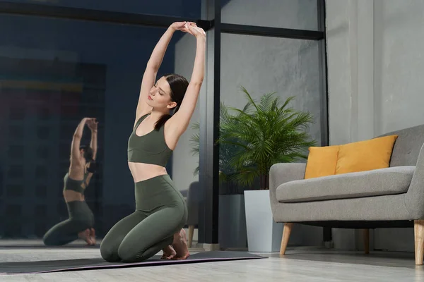 Seitenansicht Einer Attraktiven Flexiblen Frau Die Barfuß Auf Einer Yogamatte — Stockfoto