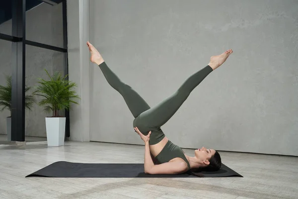 Side View Brunette Girl Wearing Khaki Sportswear Practising Yoga Pose — Stock Photo, Image