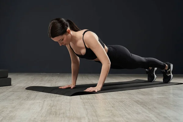 Seitenansicht Eines Konzentrierten Fokussierten Mädchens Das Plank Auf Einer Yogamatte — Stockfoto