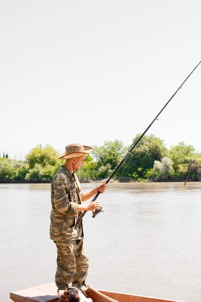 Gericht Mannelijke Visser Camouflage Outfit Vissen Terwijl Staan Achtersteven Van — Stockfoto