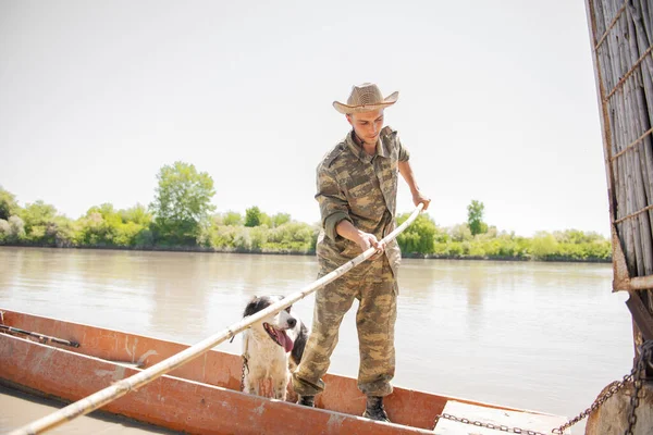 Actieve Mannelijke Visser Met Hond Die Van Aanlegsteiger Oude Boot — Stockfoto