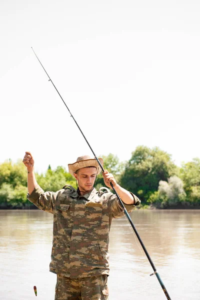 Konzentrierte Fischer Hantieren Mit Angelgeräten Während Sie Freien Fischen Gehen — Stockfoto