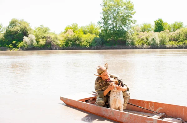 Ніжний Рибалка Капелюсі Обіймає Гарну Плямисту Собаку Плаваючи Під Час — стокове фото